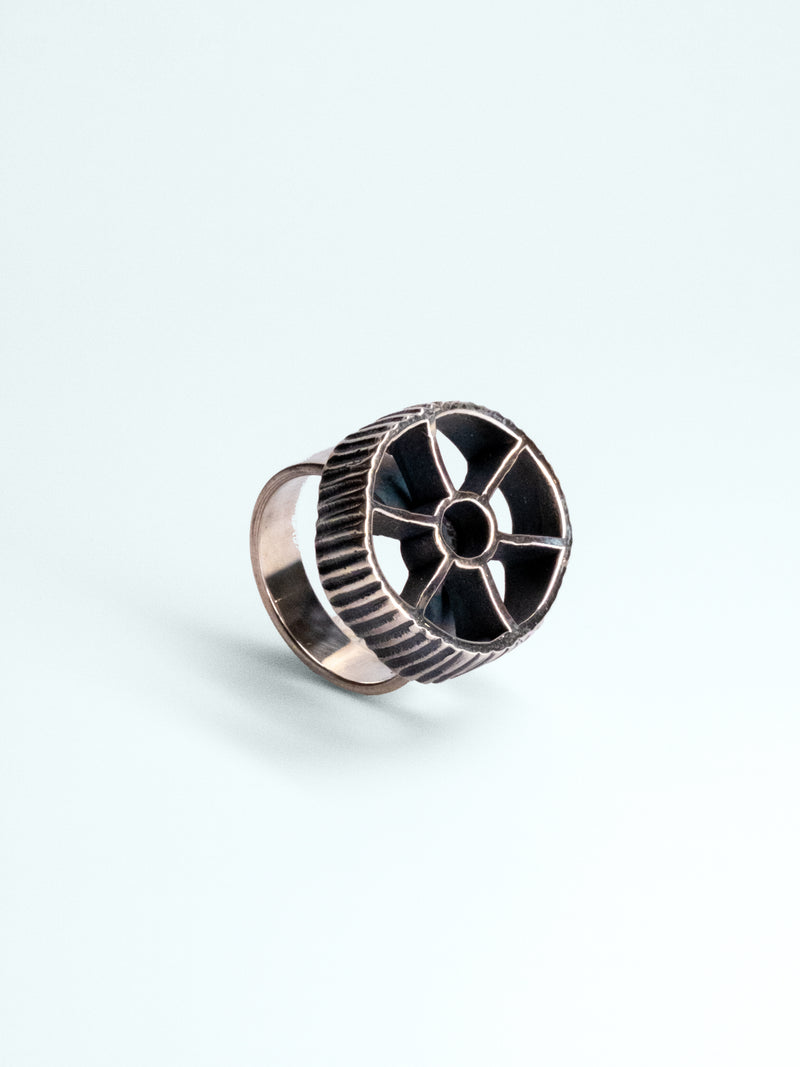 Anello "Ruota" in Argento Martellato - Collezione Granianum